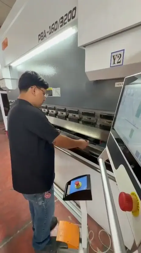 Dobladora CNC operada en planta