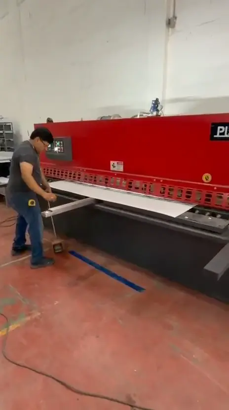 Guillotina CNC habilitando lámina inoxidable