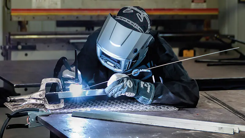 Soldadura TIG en proceso sobre pieza metálica en planta